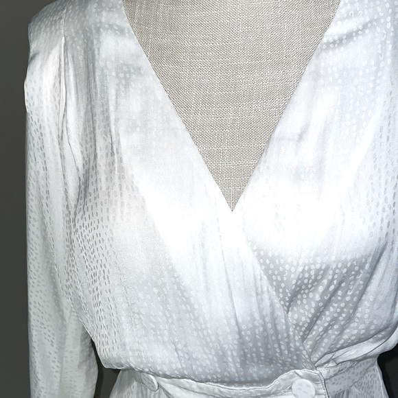 Express brand like new women’s long sleeve blouse white , size small. - Picture 3 of 10